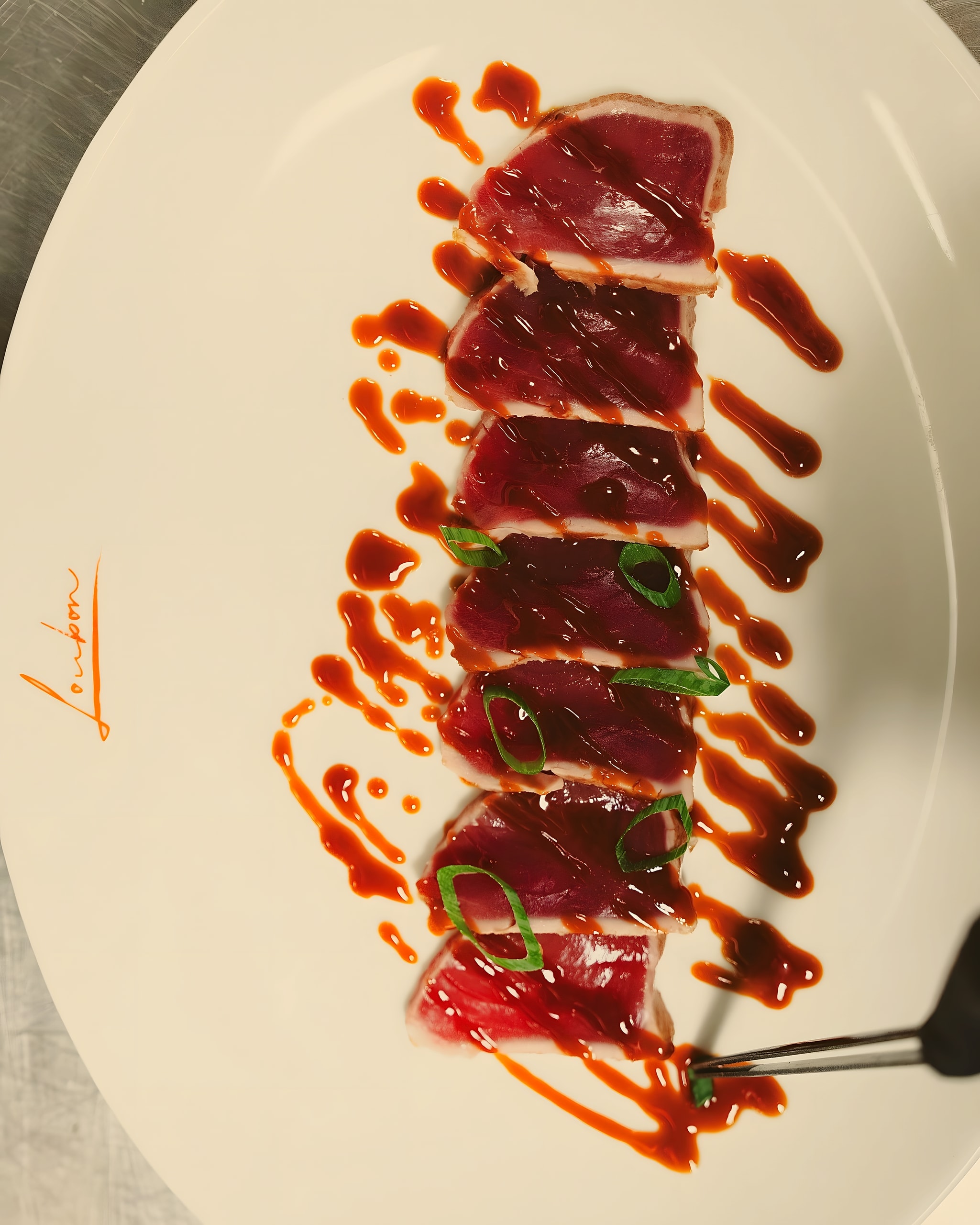 Tataki de thon mi-cuit, sauce laquée, sur l’assiette signée